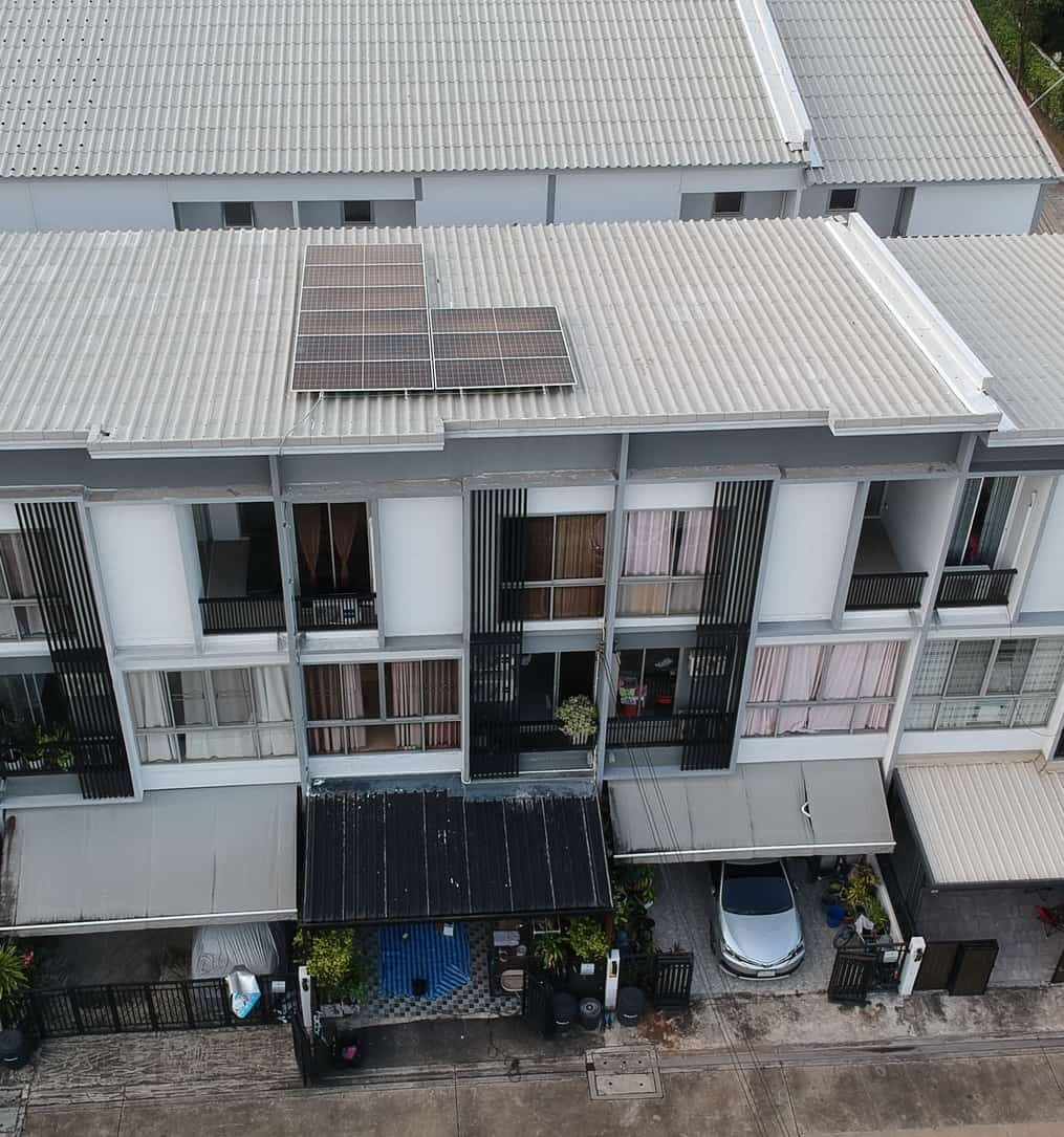 แผงโซลาร์เซลล์บนหลังคา